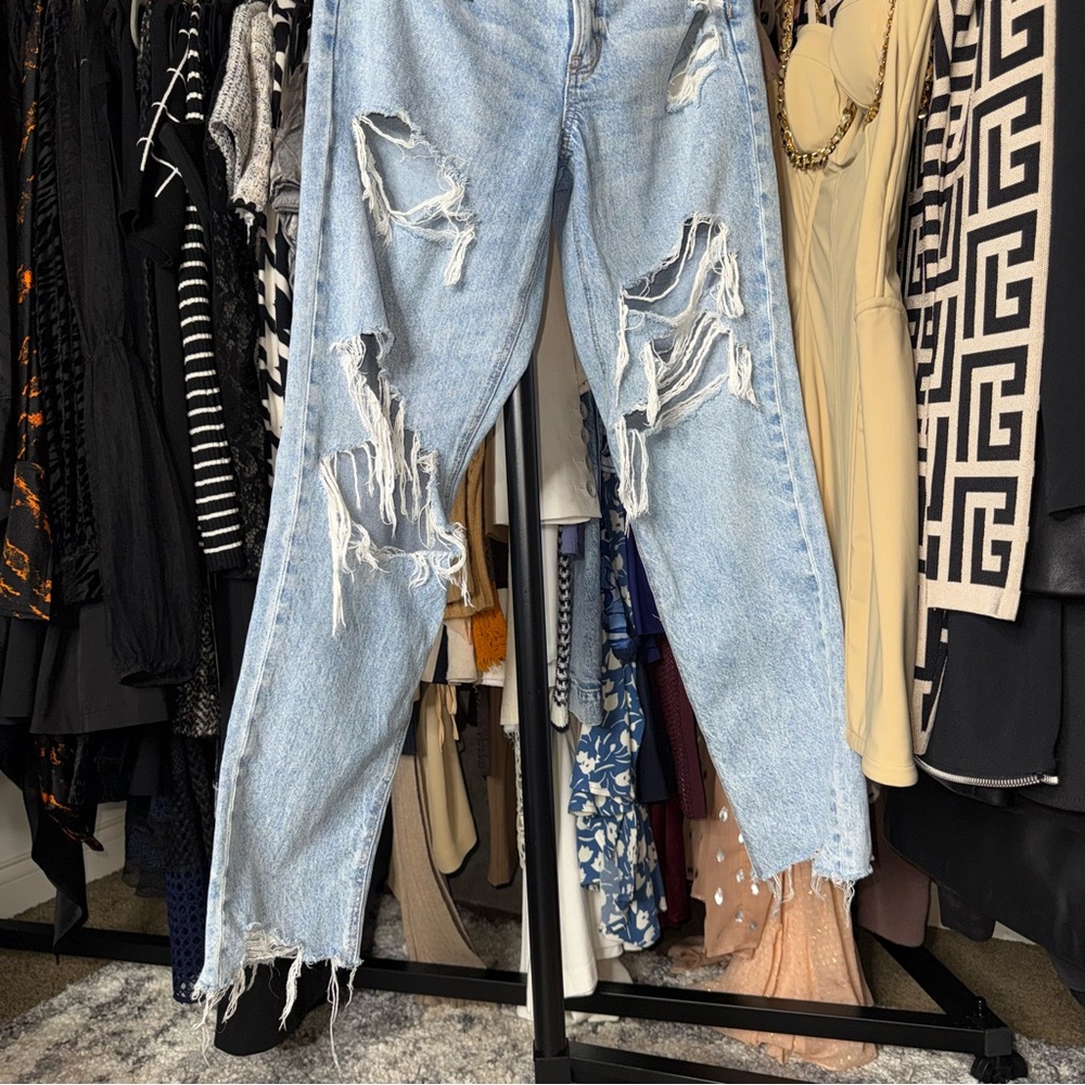 American Eagle Mom Jean Blue Light Wash Distressed Womens Size 6 EUC - Picture 4 of 13